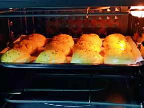 将烤盘入烤箱中层。