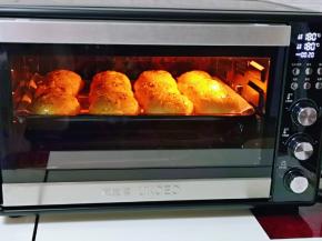 上下管180预热5分钟，温度不变再烤20分钟。(注意观察颜色，上色后加盖一张油纸）