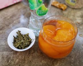 准备材料：绿茶、冰糖黄桃、蒸馏水或矿泉水