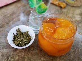 准备材料：绿茶、冰糖黄桃、蒸馏水或矿泉水