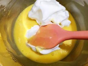 取三分之一蛋白跟蛋黄糊混合