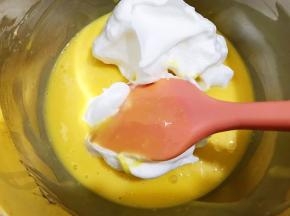 取三分之一蛋白跟蛋黄糊混合