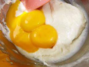 鸡蛋分离，蛋黄加入面糊里