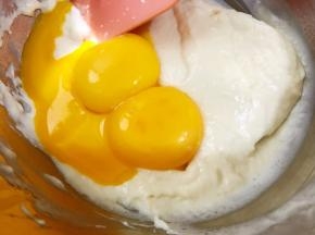 鸡蛋分离，蛋黄加入面糊里