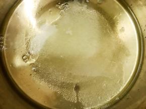 蛋清放入无油无水无蛋黄的盆里，加入剩下的白糖