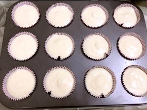 挤入模具中，放入预热好的烤箱中层150度烤25分钟左右，最后几分钟升高到170度上色即可