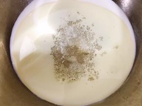 盆里加入浓稠酸奶，玉米油，白糖20克搅拌至乳化