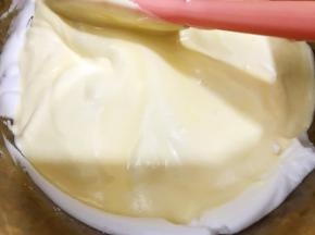 最后把剩下的蛋白跟蛋黄糊混合均匀，全程用翻拌不要画圈