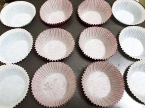 12连模里摆上纸托