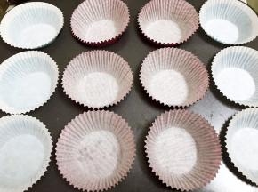 12连模里摆上纸托