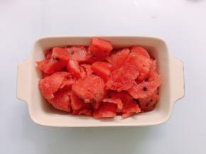 用勺子将西瓜果肉全部挖出来装入碗中待用