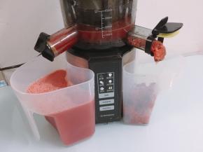 将西瓜果肉用原汁机榨成果汁