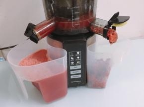 将西瓜果肉用原汁机榨成果汁