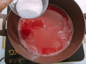 将西瓜汁倒入锅中，加入细砂糖，开小火加热至细砂糖融化