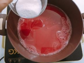 将西瓜汁倒入锅中，加入细砂糖，开小火加热至细砂糖融化