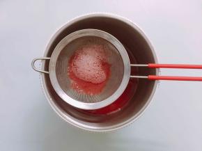 用过滤网过滤西瓜渣