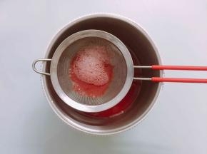 用过滤网过滤西瓜渣