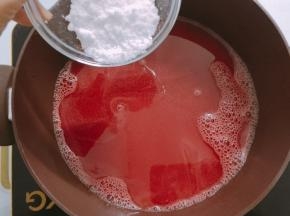 再倒入白凉粉，用勺子搅拌至完全融化