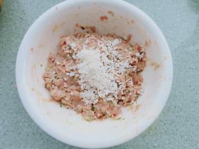 再加入一把泡好的糯米继续抓拌均匀2