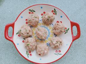 拌匀的肉末捏成一个个肉丸子，不要太小哦