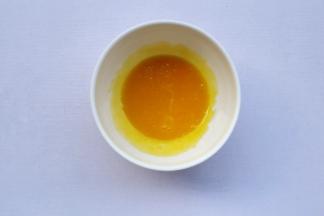 蛋黄分离出来。