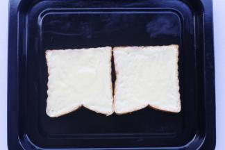 吐司铺烤盘上。