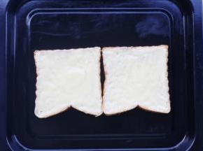 吐司铺烤盘上。