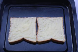 将拌匀的蜂蜜和沙拉酱涂满吐司。