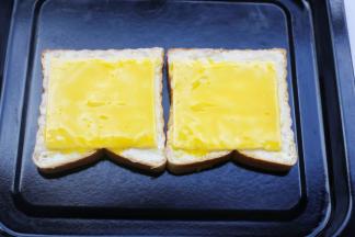 然后刷一层蛋黄液。