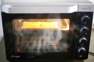 放入预热好的烤箱，上下火中层180度烤5分钟。
