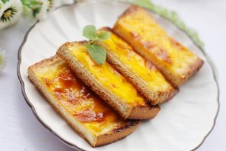 超级简单快手，香甜酥脆的脆底芝士蜂蜜吐司好吃到停不下来，喜欢的赶紧收藏做一个吧。