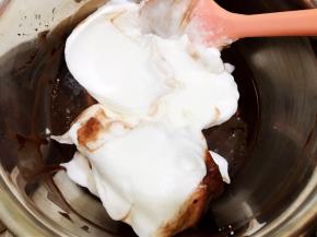 分三次用翻拌的手法，把打发好的蛋白跟可可面糊混合均匀