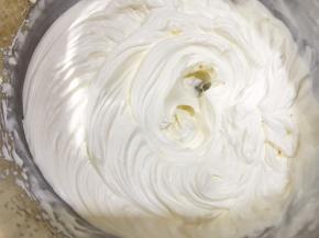 淡奶油加入细砂糖打发至硬挺