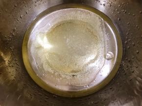 盆里加入水，玉米油，细砂糖20克搅拌至砂糖融化