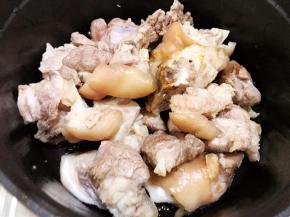 加入猪蹄翻炒均匀裹上糖色