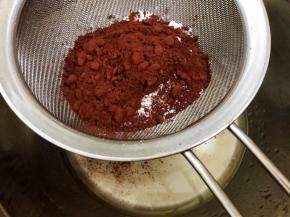 筛入低筋面粉和可可粉