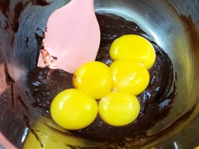 鸡蛋分离，蛋黄加入可可面糊里