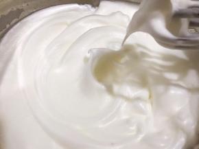 打发至能拉出小弯钩，蛋白细腻有光泽