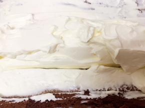 把淡奶油铺平在凉到温热的蛋糕体上，在头三分之一处把淡奶油叠起，借助擀面杖卷起后包上油纸放入冰箱冷藏定型30分钟