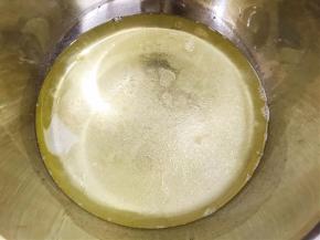 蛋清放入无油无水无蛋黄的盆里