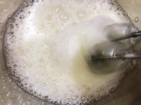 打蛋器开始中高速打发，分三次加入剩下的细砂糖