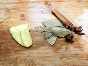 生姜切片，八角桂皮和香叶淘洗干净