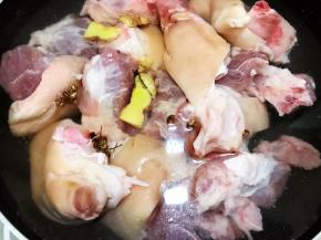 锅里加入猪蹄，水，姜片，花椒粒，料酒