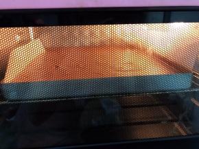 放入预热好的烤箱中层170度烤25分钟左右