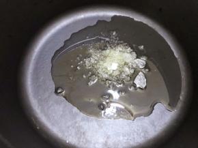 铸铁锅里加入花生油和冰糖碎