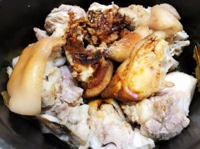 加入生抽，老抽，盐和鸡粉翻拌2分钟