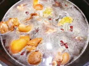 加入淹没过猪蹄的清水，大火煮开后转小火焖20分钟