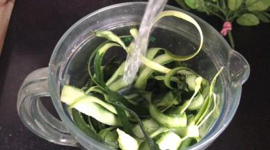 黄瓜清洗干净，取黄瓜皮，放入料理机中加少许清水