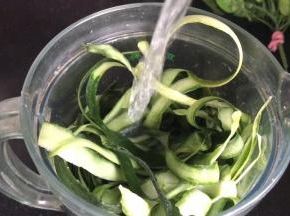 黄瓜清洗干净，取黄瓜皮，放入料理机中加少许清水