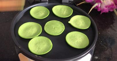 定型后翻面，煎至两面微黄即可